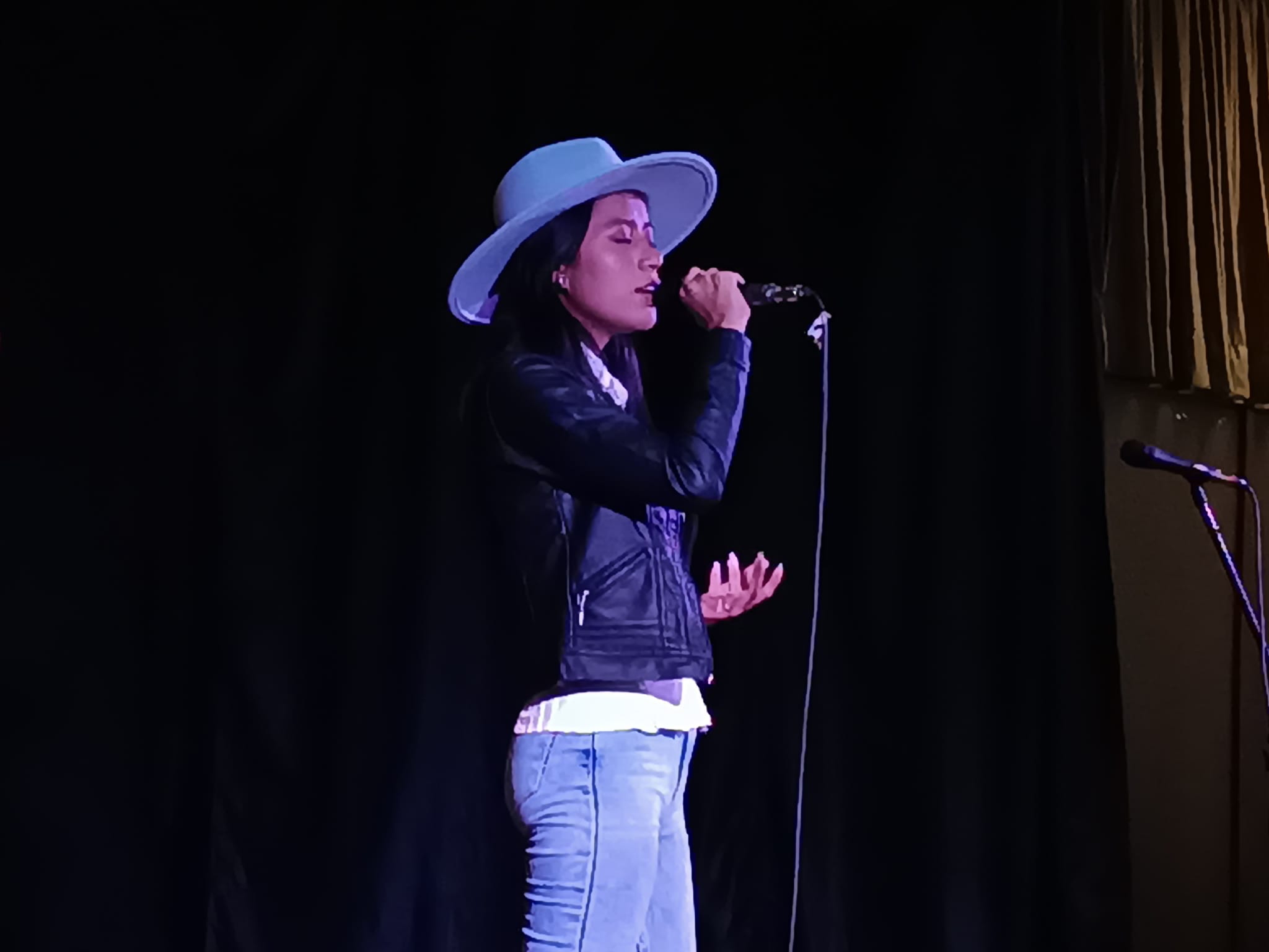 Canto y casa llena con talento de sobra